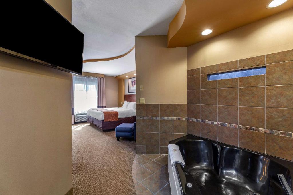 Hot Tub (Jacuzzi) - Photo 2