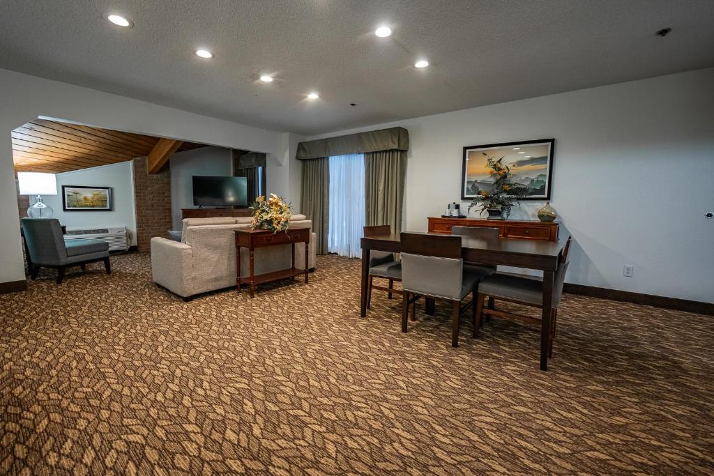 Christopher Inn and Suites - Image 5