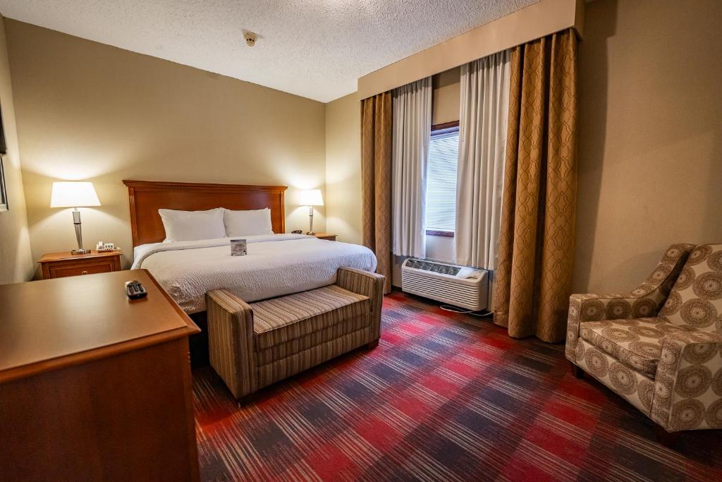 Christopher Inn and Suites - Image 7