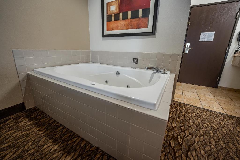 Whirlpool - Photo 1