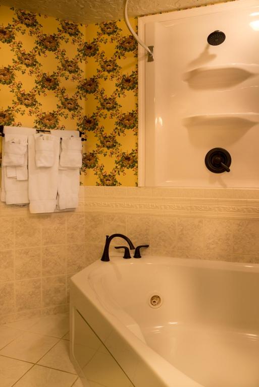 Whirlpool - Photo 2