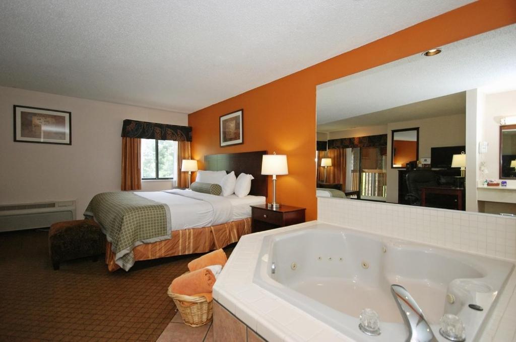 Hot Tub (Jacuzzi) - Photo 3