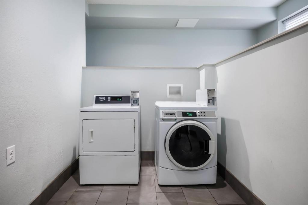 Motel 6 - Franklin, OH - Image 5