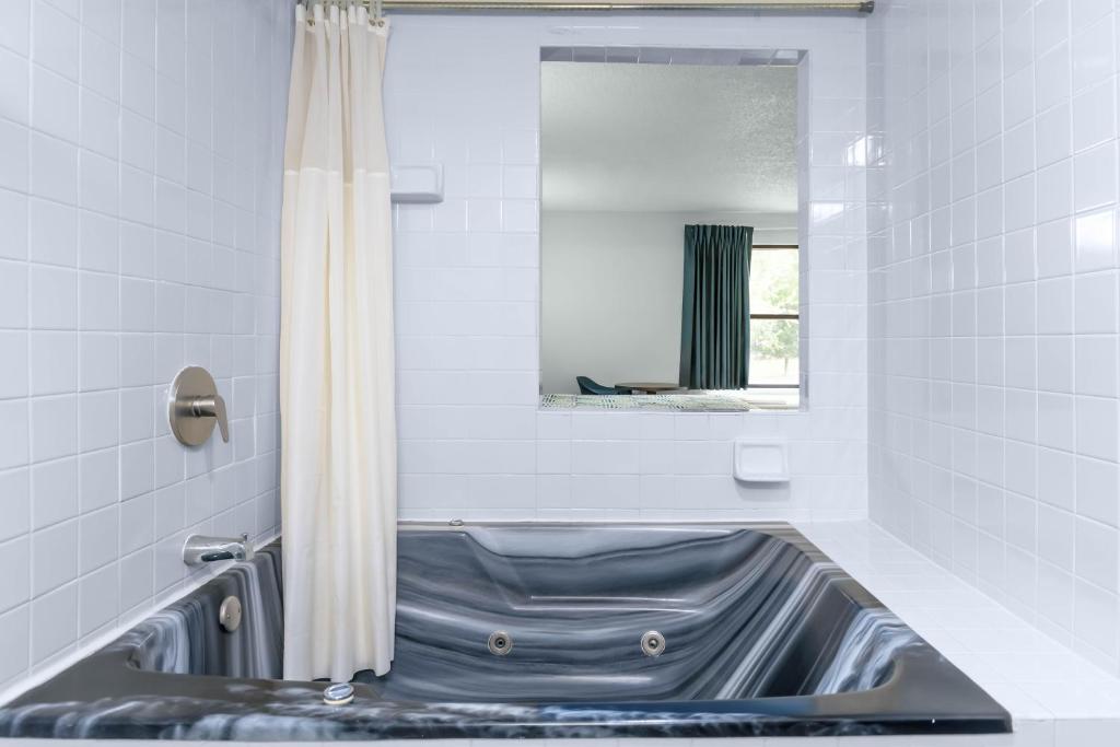 Whirlpool - Photo 1