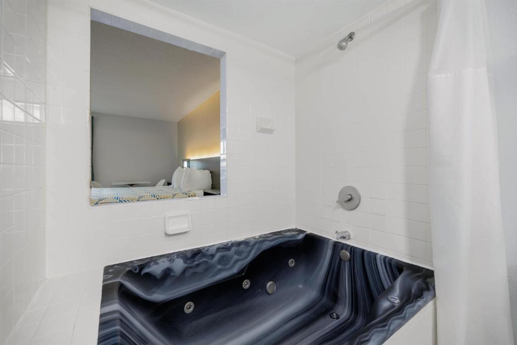 Whirlpool - Photo 3