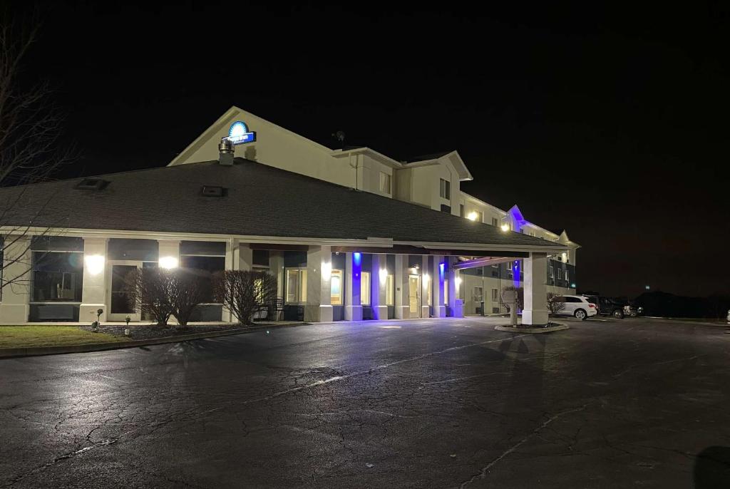 Days Inn by Wyndham Batavia Ohio - Image 7