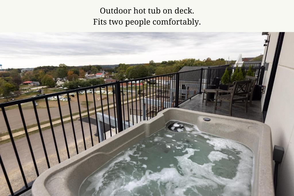 Hot Tub (Jacuzzi) - Photo 1
