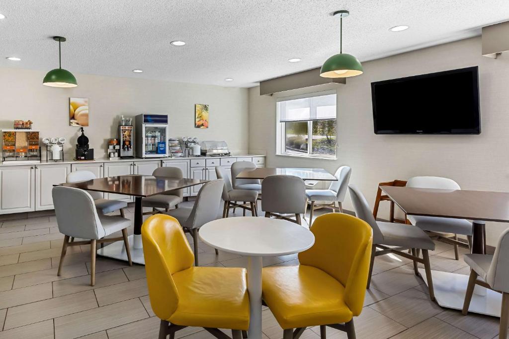 Comfort Inn - Image 6