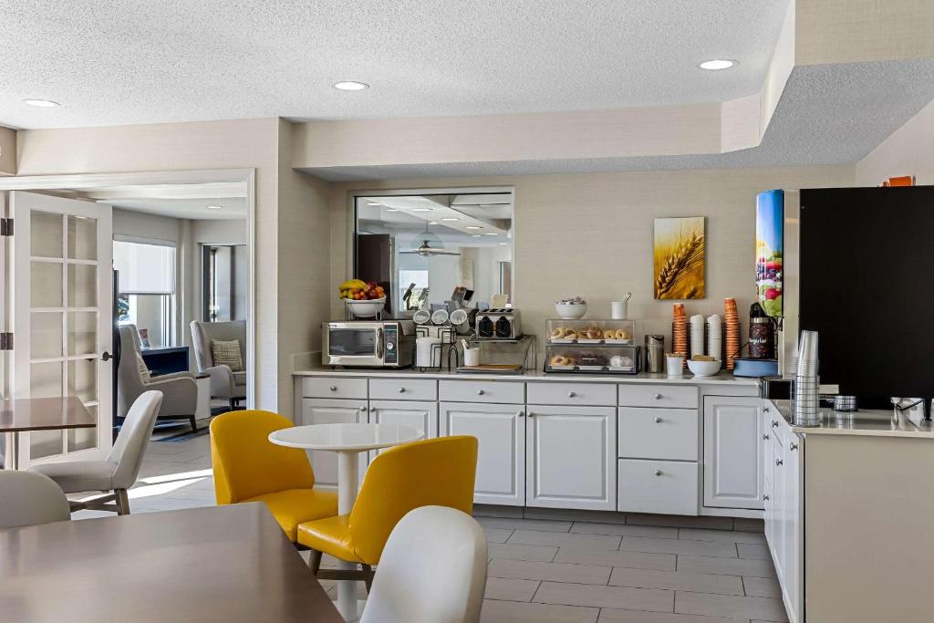 Comfort Inn - Image 5