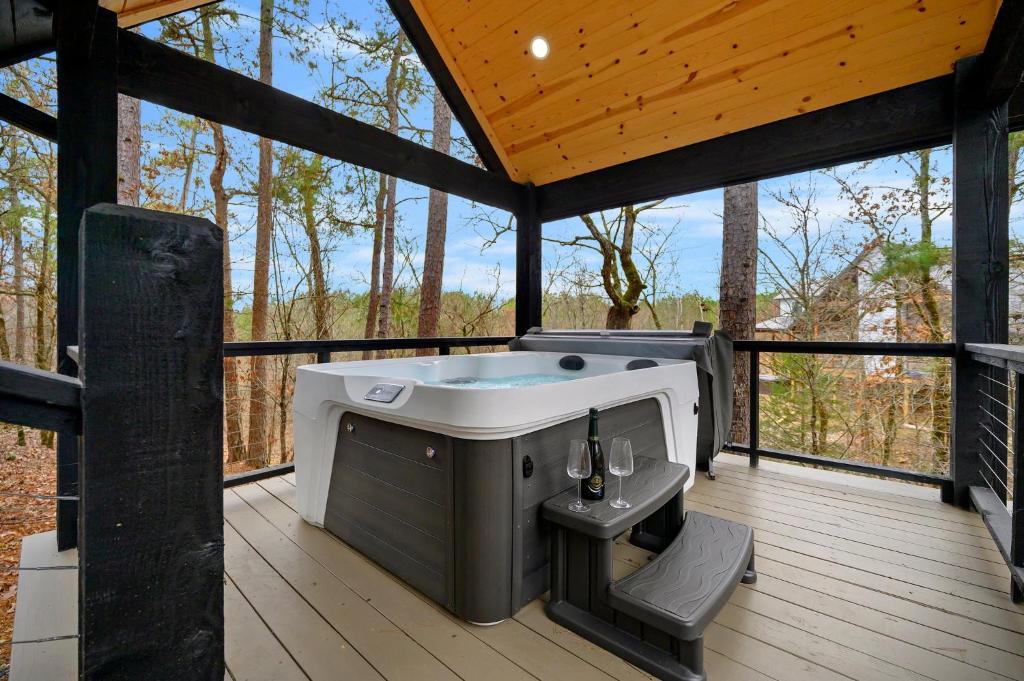 Hot Tub (Jacuzzi) - Photo 2