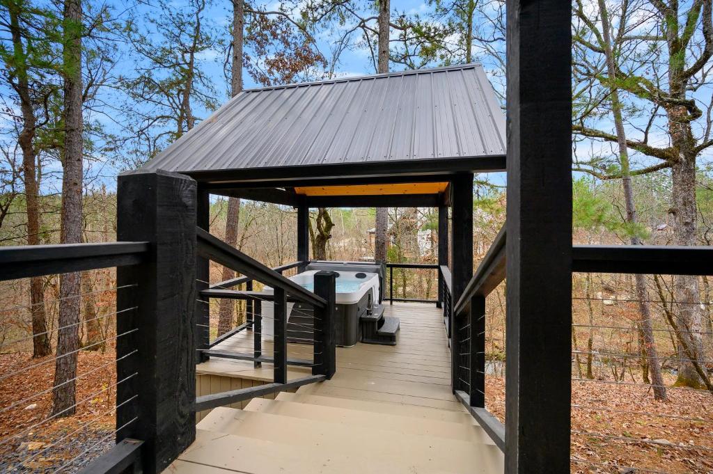 Hot Tub (Jacuzzi) - Photo 3