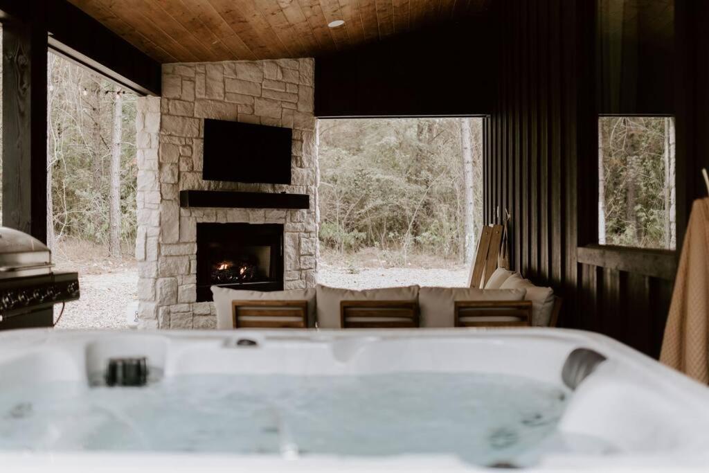 Hot Tub (Jacuzzi) - Photo 2