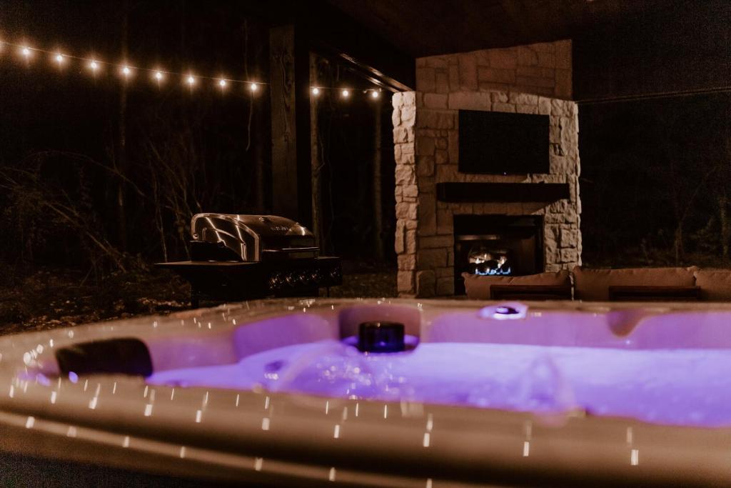 Hot Tub (Jacuzzi) - Photo 3