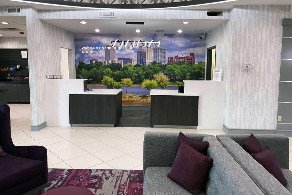 La Quinta Inn & Suites by Wyndham Tulsa Midtown - Image 5