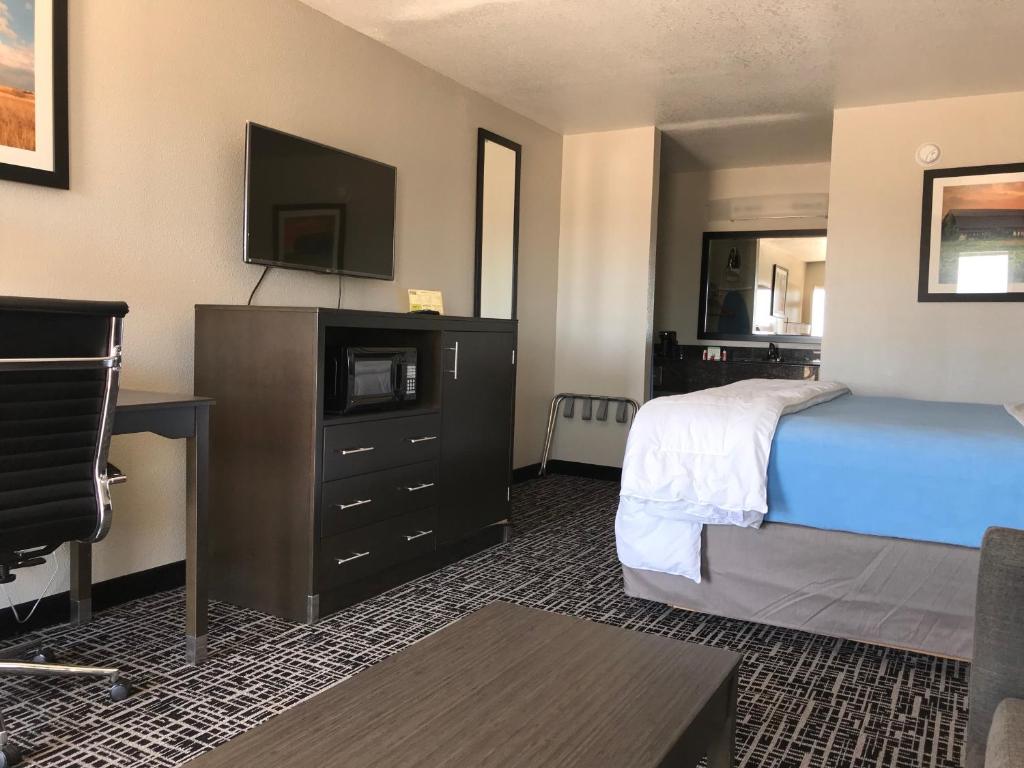 Days Inn by Wyndham Grove - Image 7