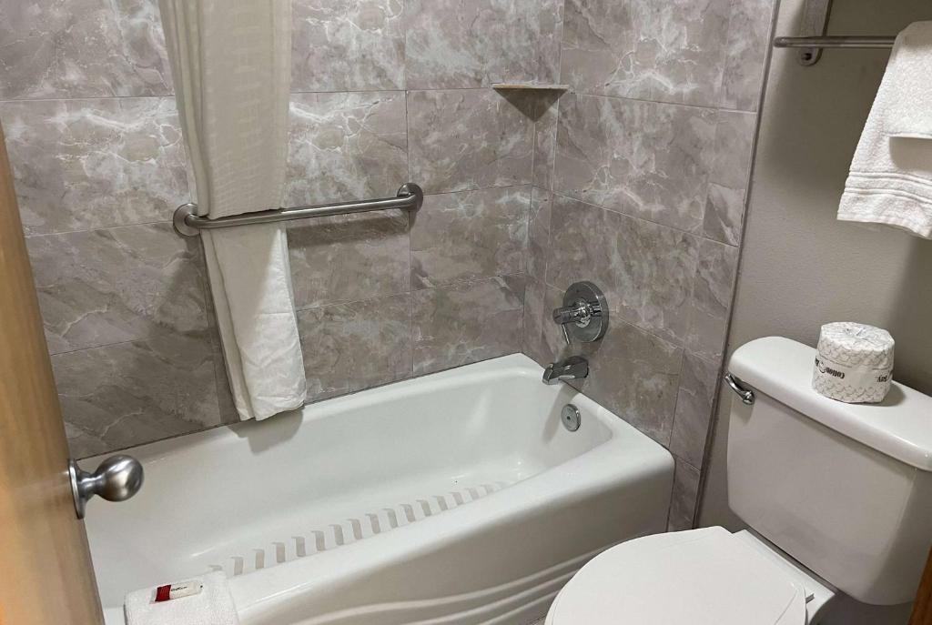 Days Inn by Wyndham Grove