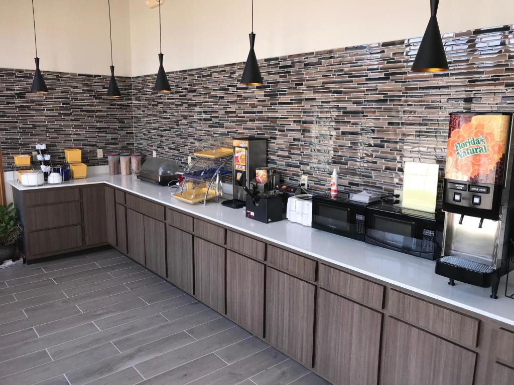 Days Inn by Wyndham Grove - Image 4