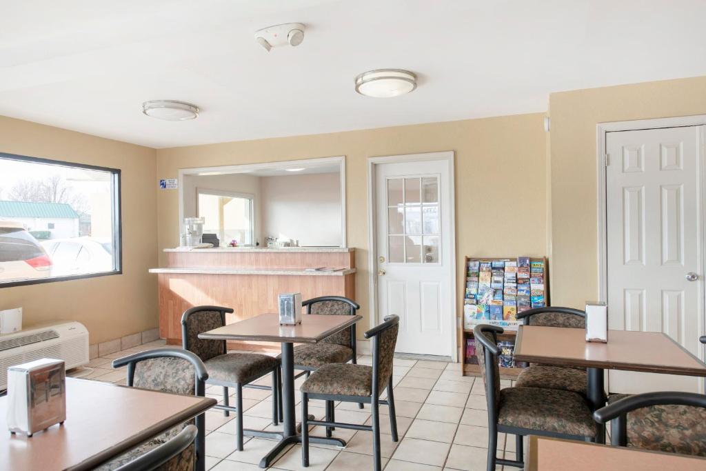 OYO Hotel Tulsa International Airport - Image 5