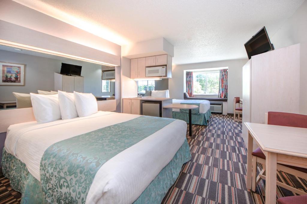 Microtel Inn & Suites Claremore Route 66 - Image 7