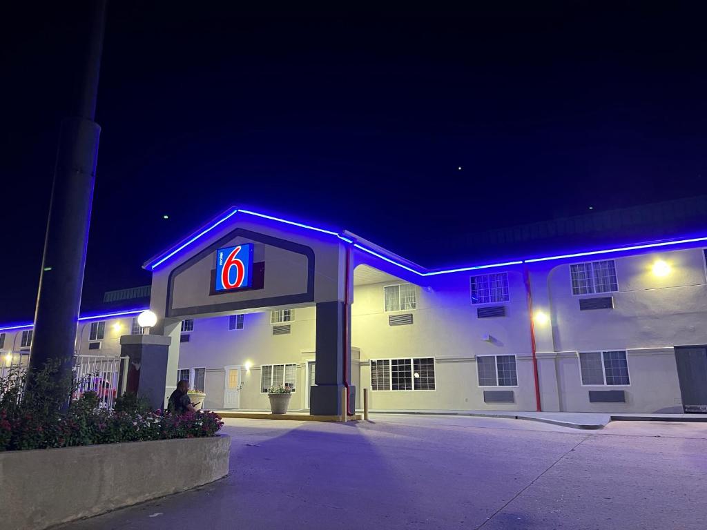 Motel 6 Tulsa, OK Airport - Image 4