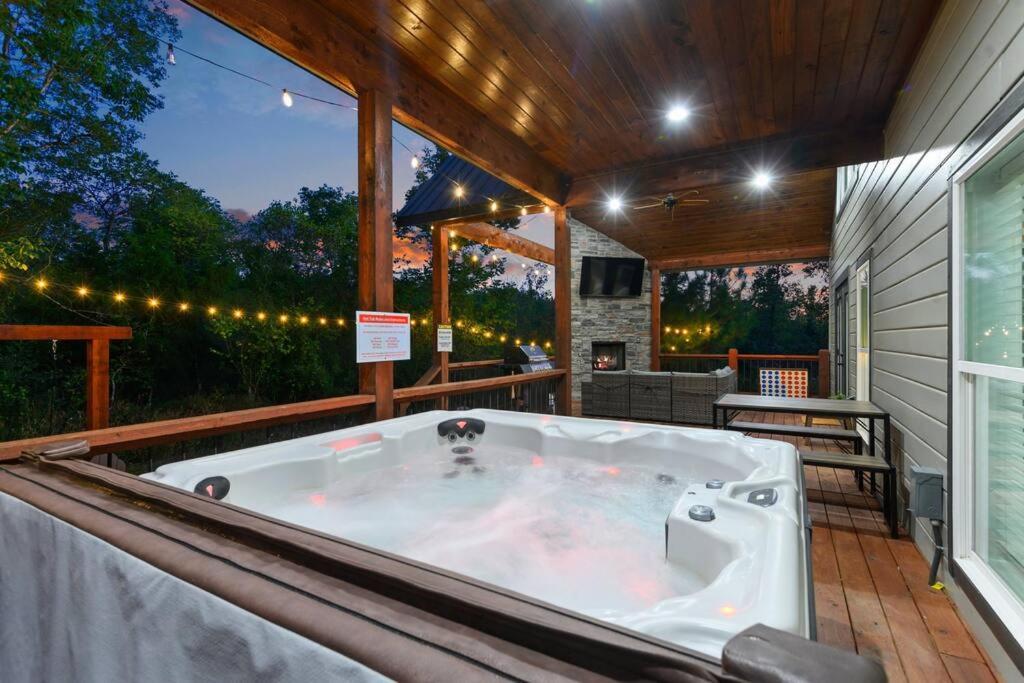 Under the Stars - Secluded, Hot Tub, Firepit, Games