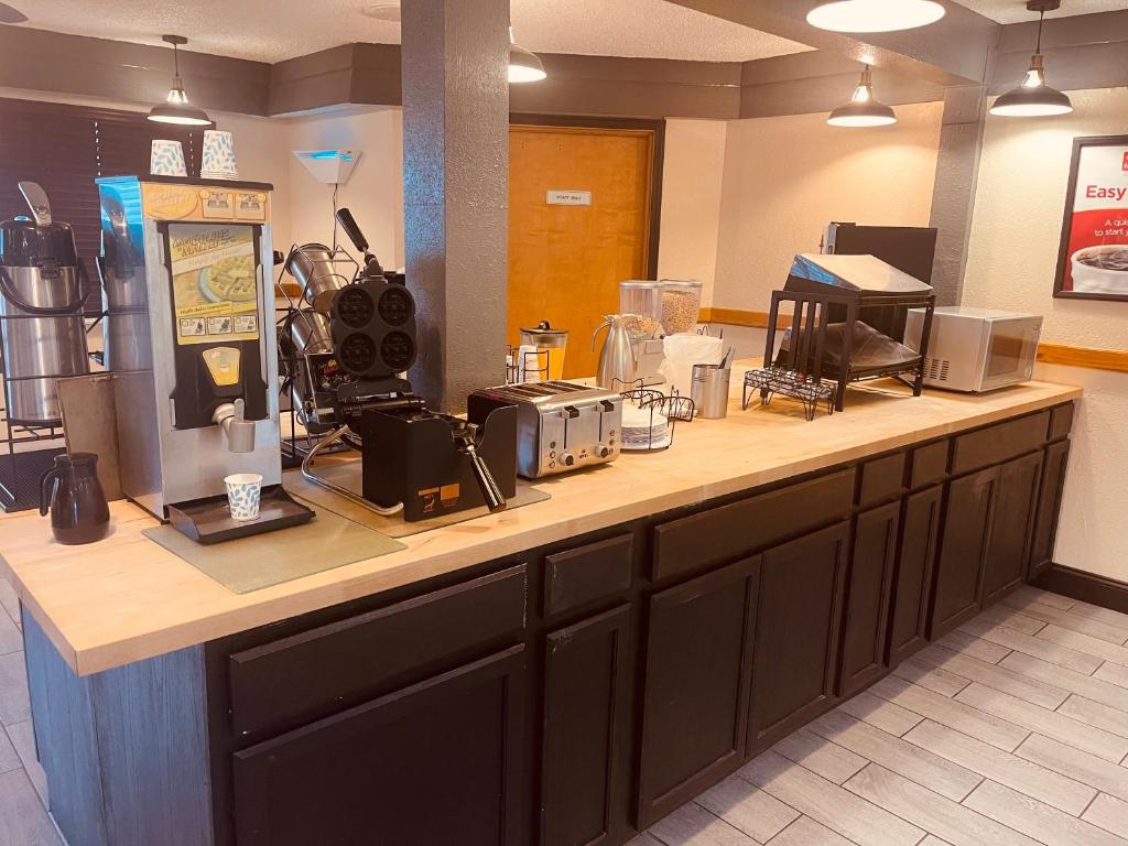 Brentwood Inn Clinton - Image 7