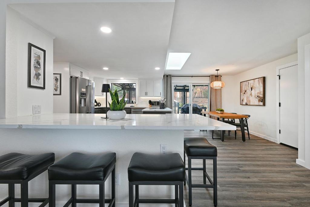 Manor Hill Haven Hot Tub & Accessible Features - Image 4