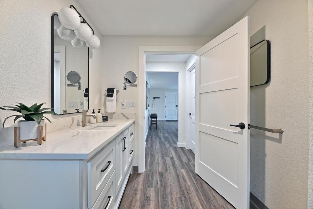 Manor Hill Haven Hot Tub & Accessible Features - Image 8