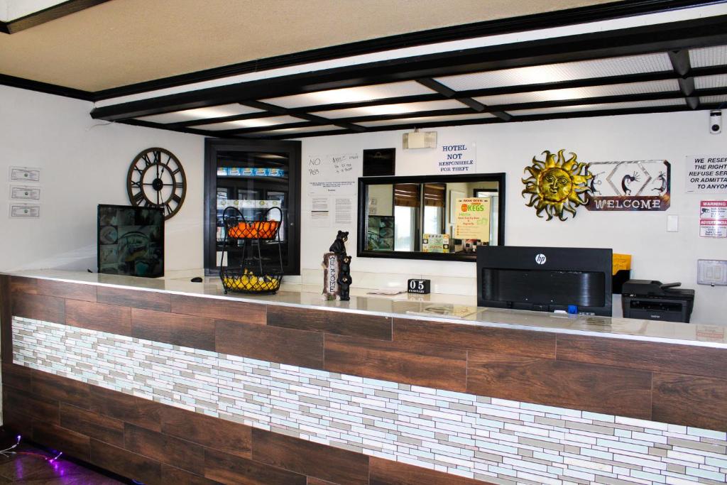 Days Inn by Wyndham Bend - Image 4