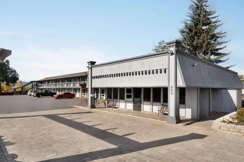 Days Inn by Wyndham Bend - Image 6