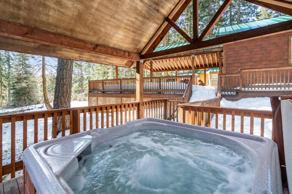 Hot Tub (Jacuzzi) - Photo 2