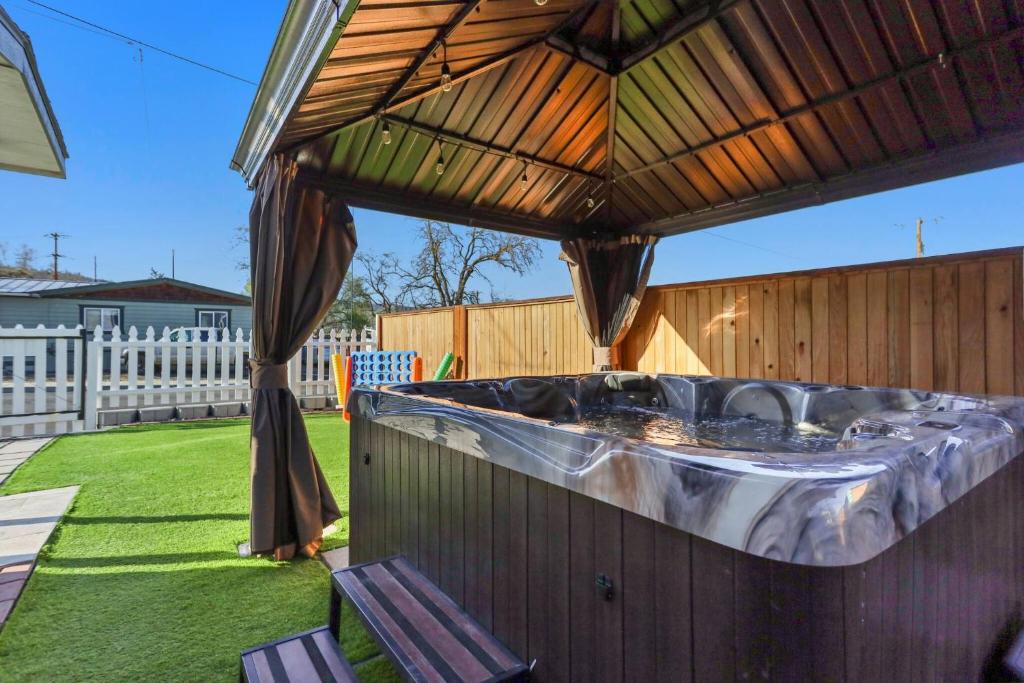 Hot Tub (Jacuzzi) - Photo 3