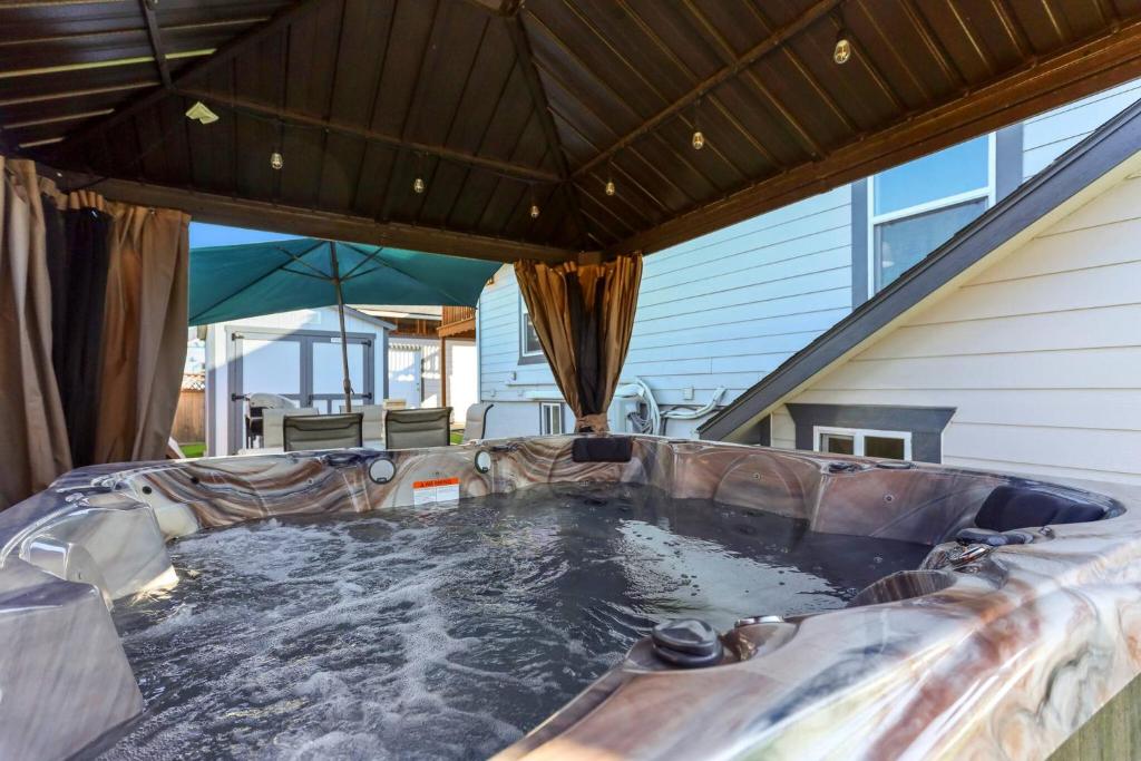 Hot Tub (Jacuzzi) - Photo 4