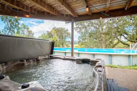 Hot Tub (Jacuzzi) - Photo 2