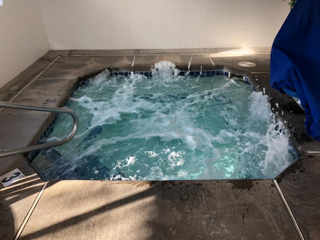 Hot Tub (Jacuzzi) - Photo 2