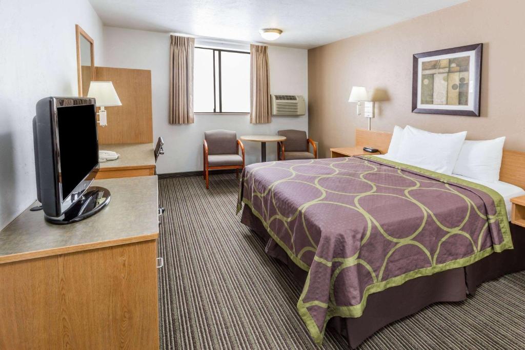 Super 8 by Wyndham Bend - Image 8