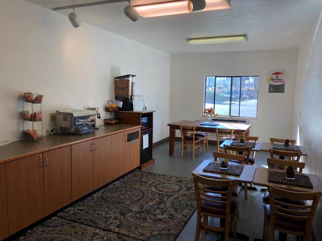 Super 8 by Wyndham Bend - Image 5