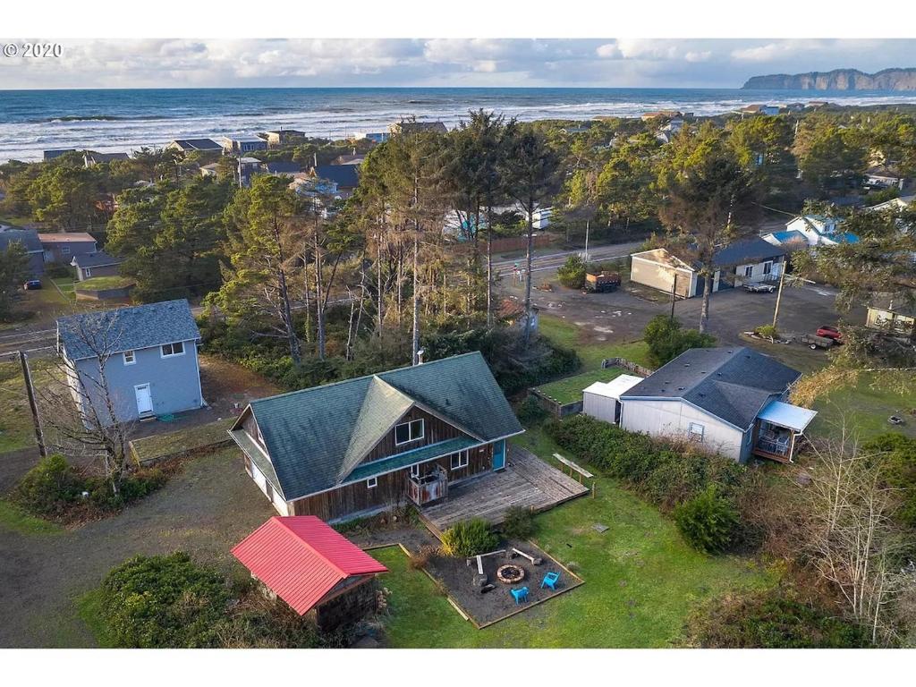 Private pet friendly beach house, steps to beach - Image 6