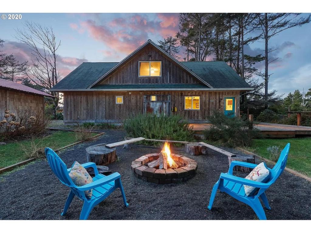 Private pet friendly beach house, steps to beach