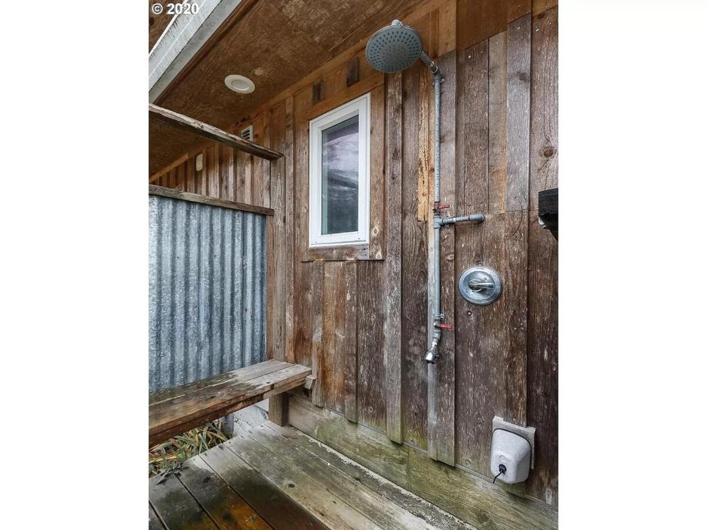 Private pet friendly beach house, steps to beach - Image 8