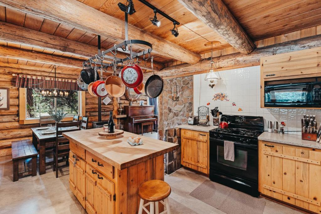 Beautiful Log home outside of Sisters - Image 5