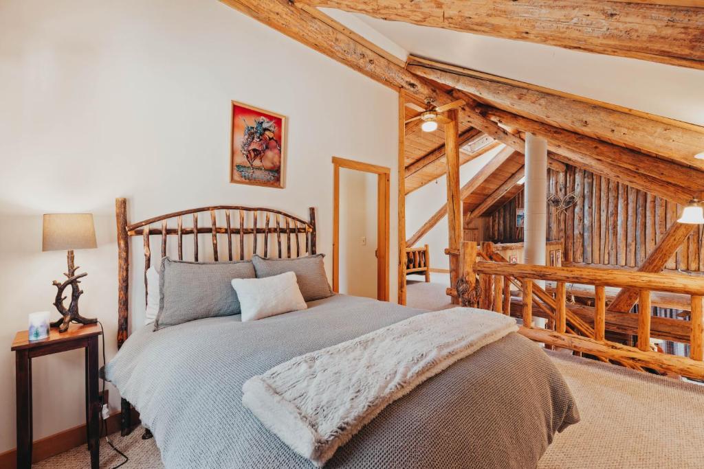 Beautiful Log home outside of Sisters - Image 8