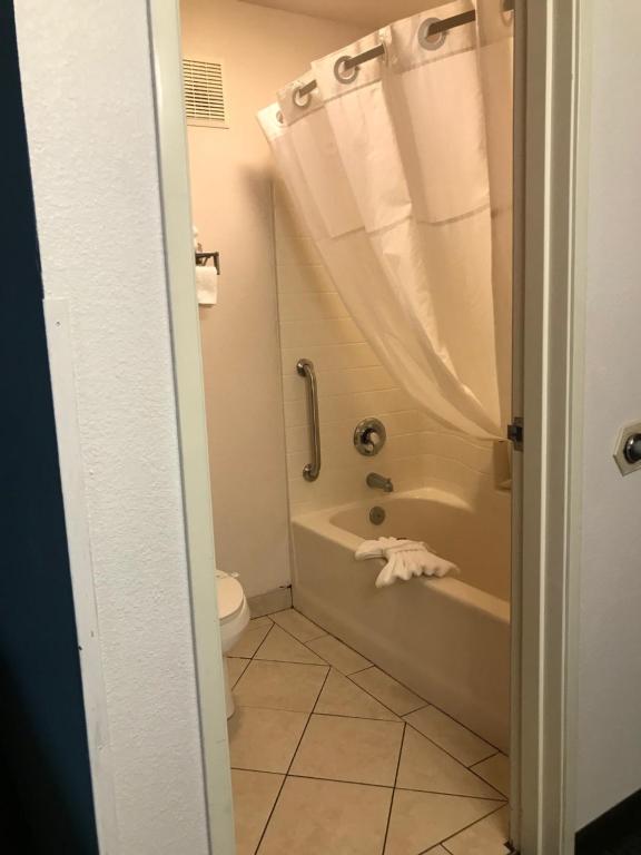 Days Inn & Suites by Wyndham Gresham