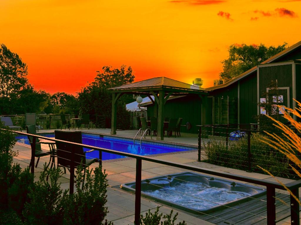 Hot Tub (Jacuzzi) - Photo 3