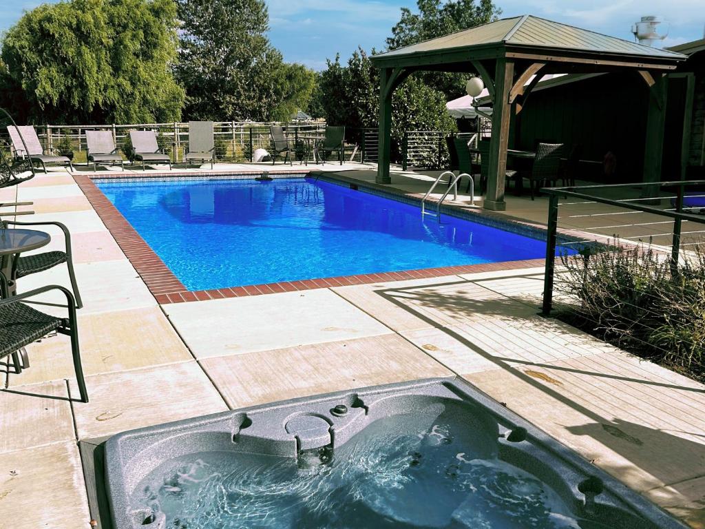 Hot Tub (Jacuzzi) - Photo 2