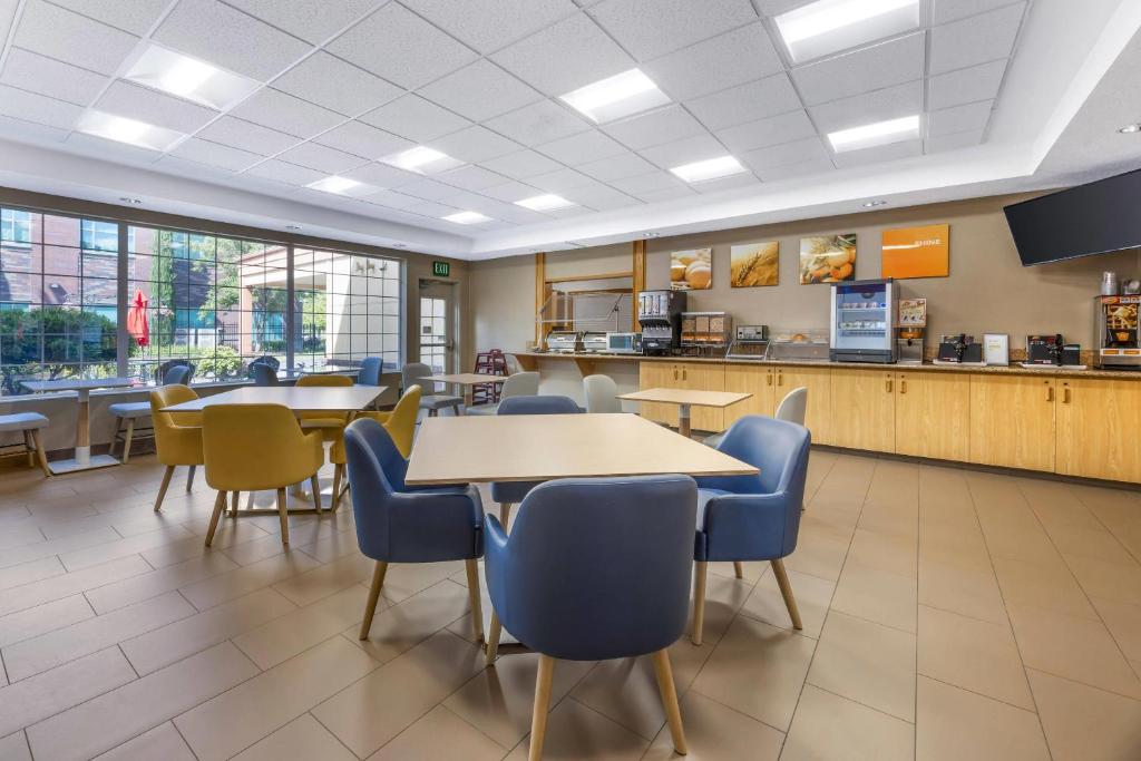 Comfort Suites Salem - Image 5