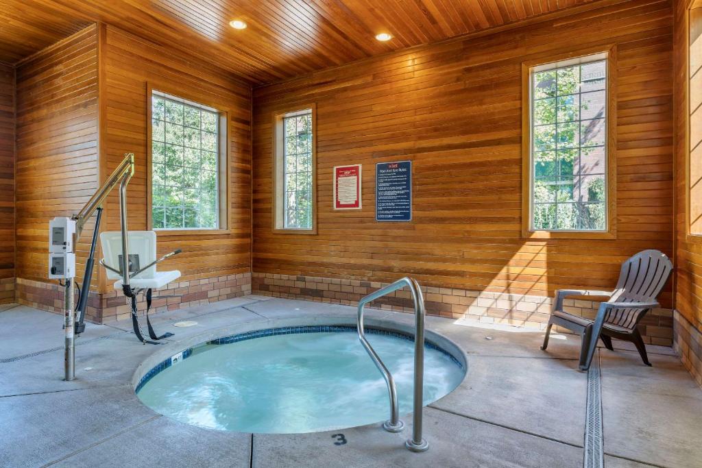 Hot Tub (Jacuzzi) - Photo 2