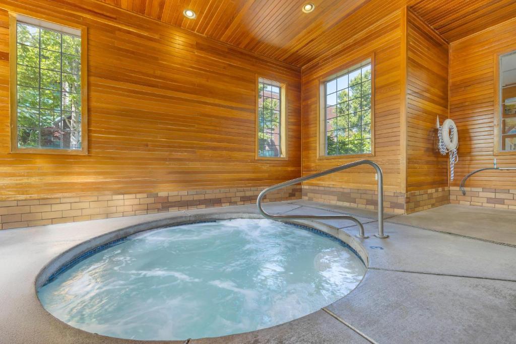 Hot Tub (Jacuzzi) - Photo 3