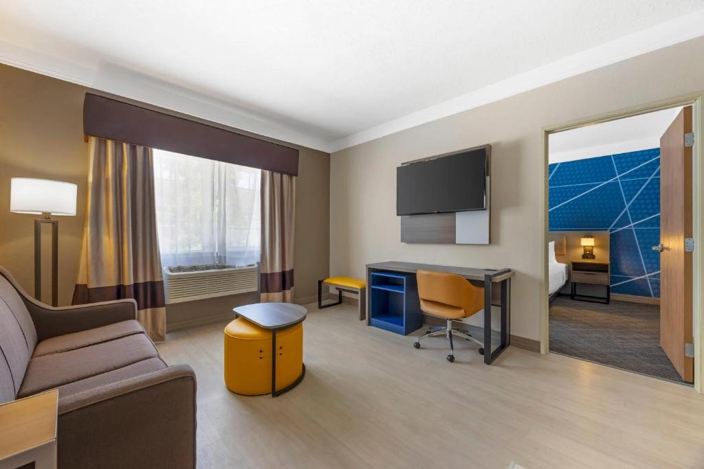 Comfort Suites Salem - Image 6