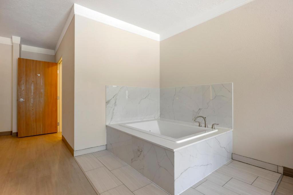 Hot Tub (Jacuzzi) - Photo 4